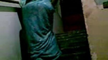 वह fucks उसके गांड हिंदी की सेक्सी मूवी और उसके दोस्त बेकार है अपने अंडे इस बीच