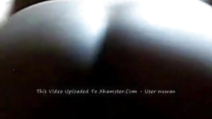 चौड़े पैर हिंदी में सेक्सी फिल्म फूहड़ masturbates पर inflatable खिलौना