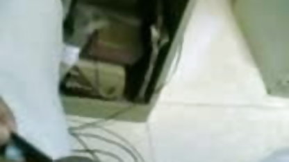 बालों वाली आदमी के हिंदी की सेक्सी मूवी साथ बियर पेट डालता है काले बाल वाली फ्लैट