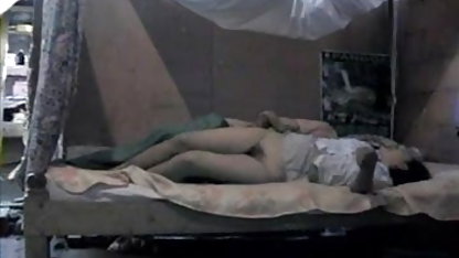 काले बाल वाली बनाता है खुद ऊपर के साथ एक खिलौनाफेस फिल्म सेक्सी हिंदी में सिटींग के साथ काले बाल वाली महिला