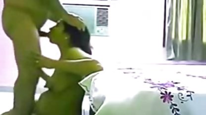 स्वीट गर्ल sums ऊपर में पॅंटीस और मालिश ढीला सेक्स करने वाला फिल्म
