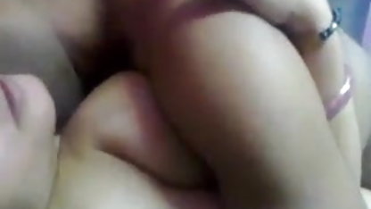 उसके मालिक सेक्सी फिल्म देखने की के लिए, वह जांघों चौड़ा बनाता है