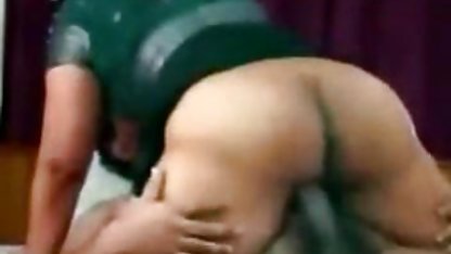 मुँह में मोटी ट्यूब उन्हें साउथ इंडियन सेक्सी फिल्म खुश करने