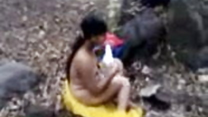बुत सेक्सी फिल्म करने वाला लड़की के साथ गैस मुखौटा fucks dildo