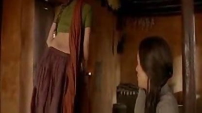 गर्म घर के बाहर के साथ एक काले बाल मिथुन की सेक्सी फिल्म