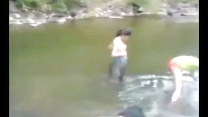 एमआईएलए वीडियो सेक्सी मूवी में कामुक नीचे पहनने के कपड़ा बनाता है यह ऊपर