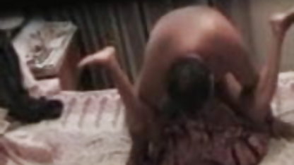 एशिया Lesbe की मदद से योनी घुसना के साथ dildo सेक्सी फिल्म देखने में